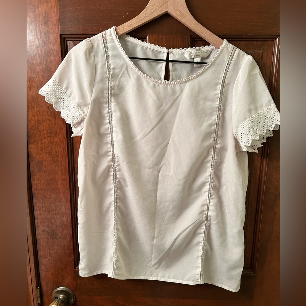💜 CLEARANCE 2/5 LC Lauren Conrad pretty Ivory Lace Sleeve Blouse. Size Jrs M
